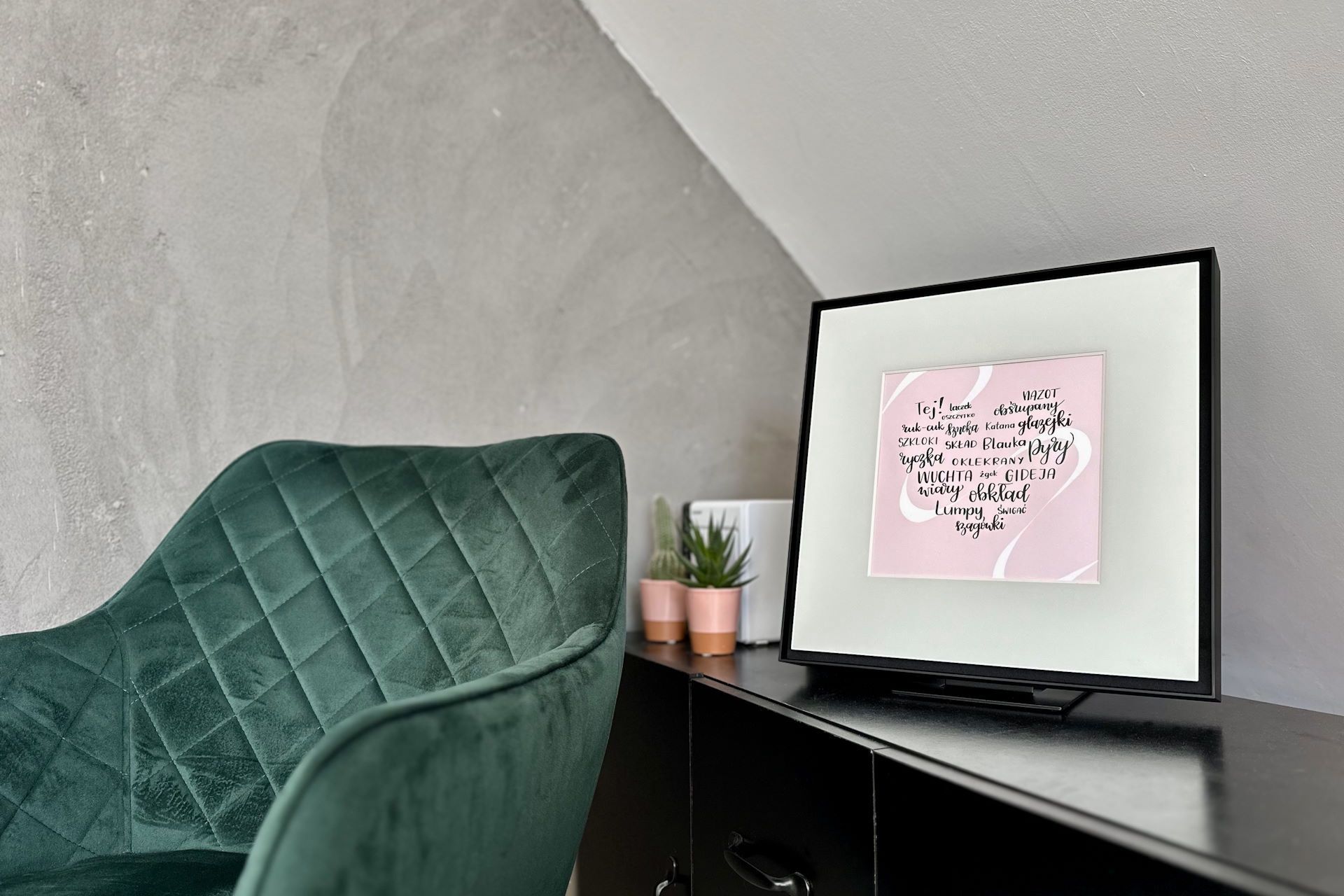 Samsung Music Frame - na komodzie