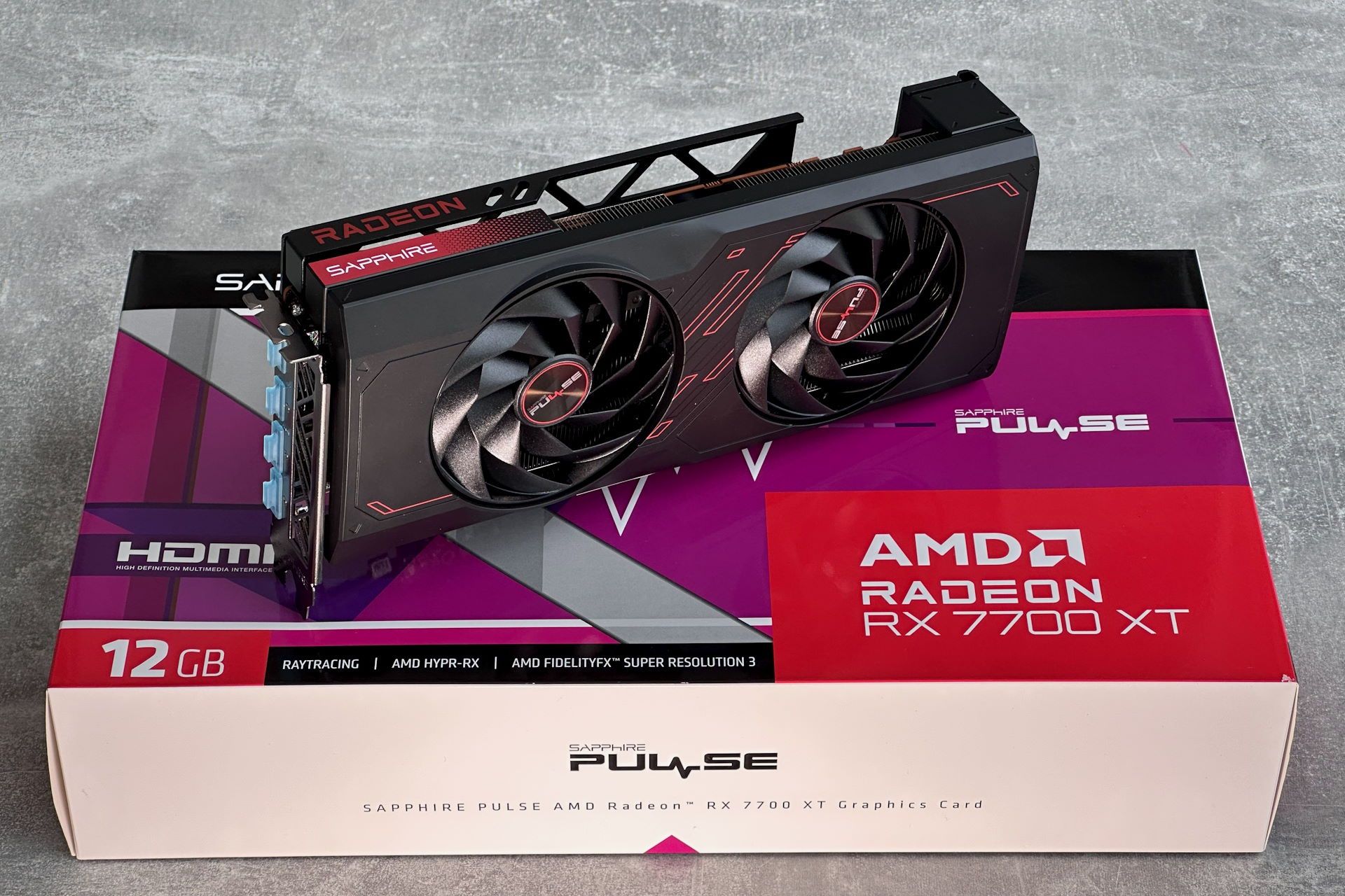 Sapphire Radeon RX 7700 XT Pulse - przy pudełku