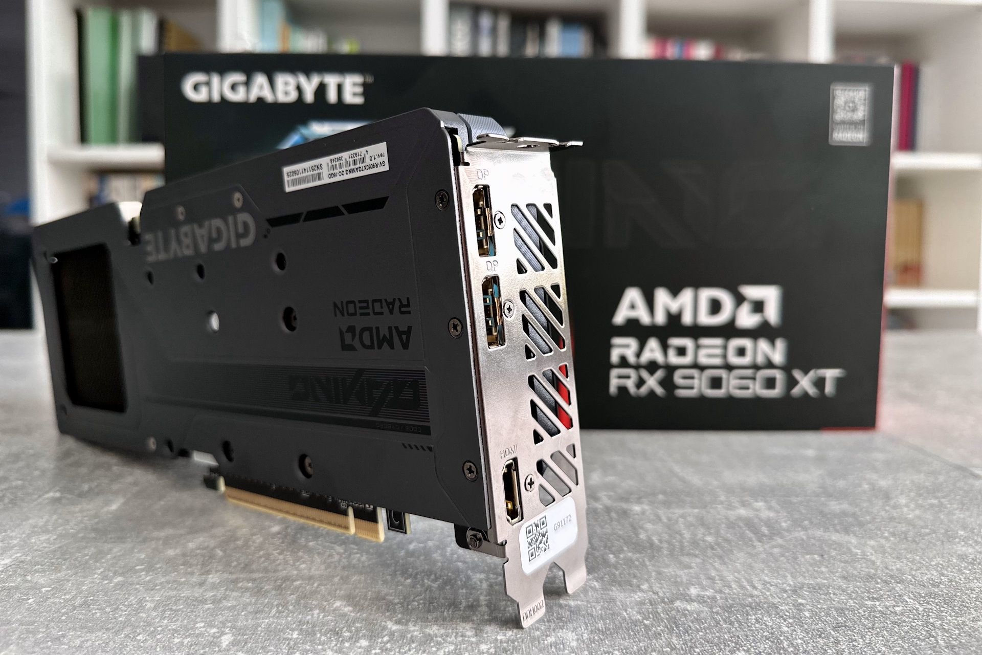 Gigabyte Radeon RX 9060 XT Gaming OC 16 GB - złącza