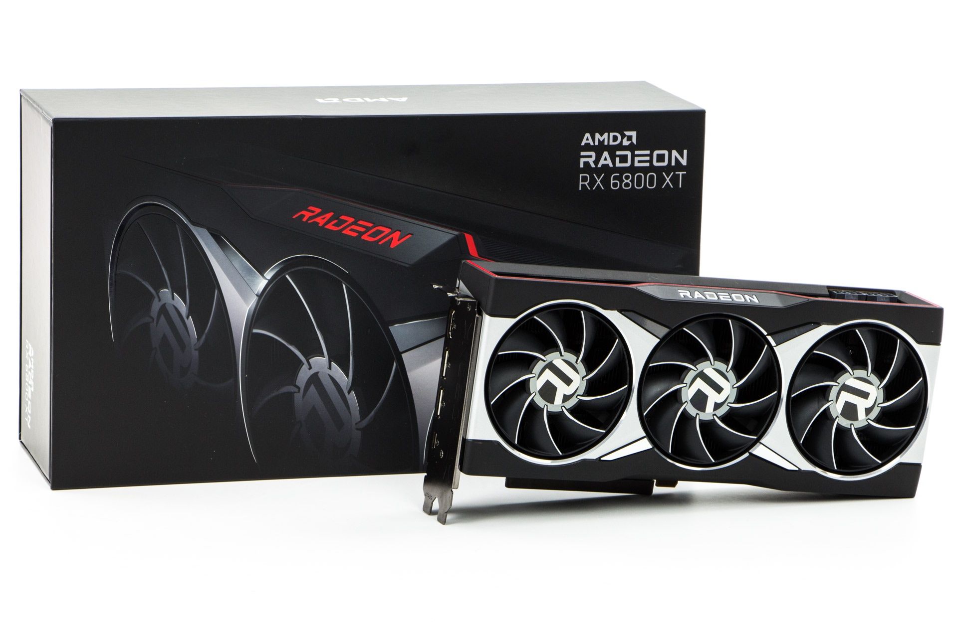 Radeon 6800 XT obok pudełka