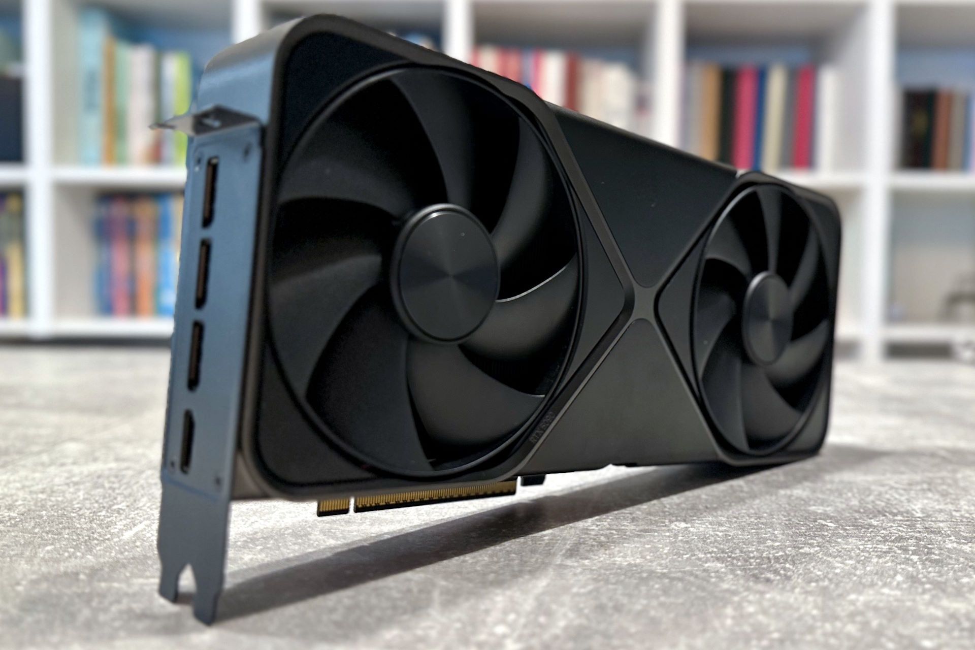 NVIDIA GeForce RTX 5090 Founders Edition - z profilu