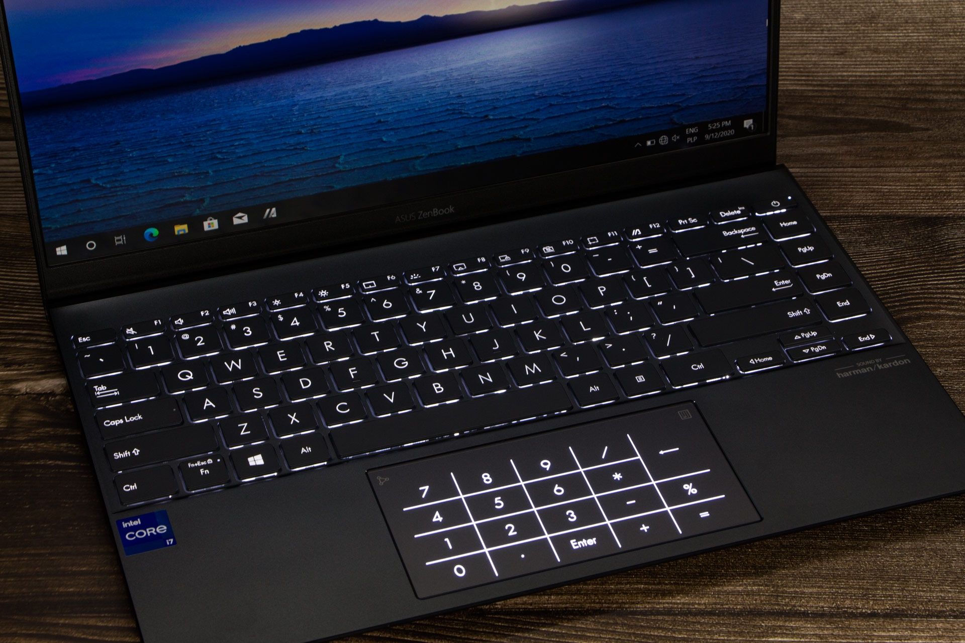 Asus ZenBook 14 UX425 - podświetlana klawiatura