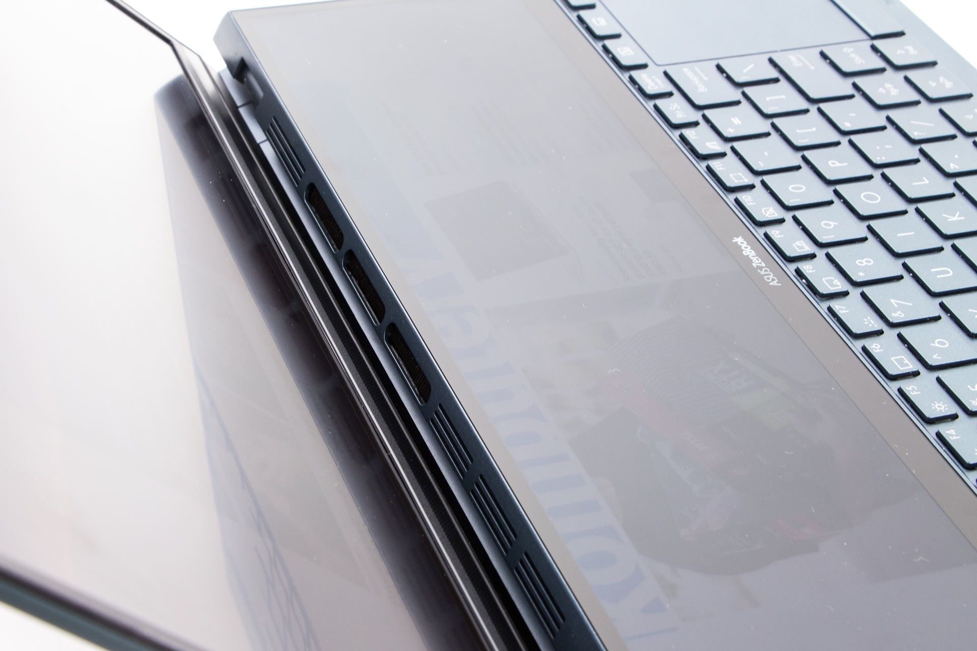 Asus ZenBook Duo 14 zawias