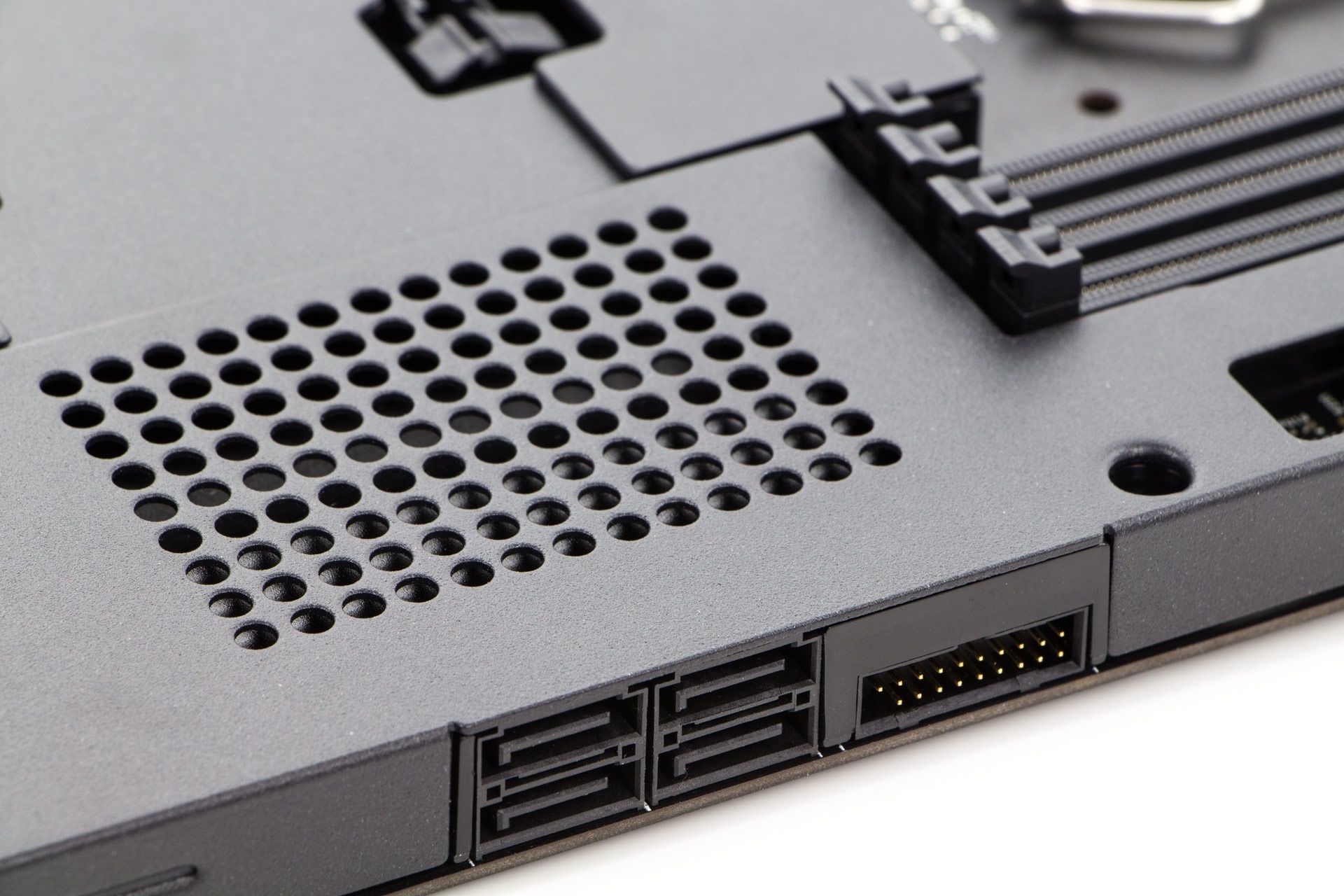NZXT N7 Z490 - porty SATA