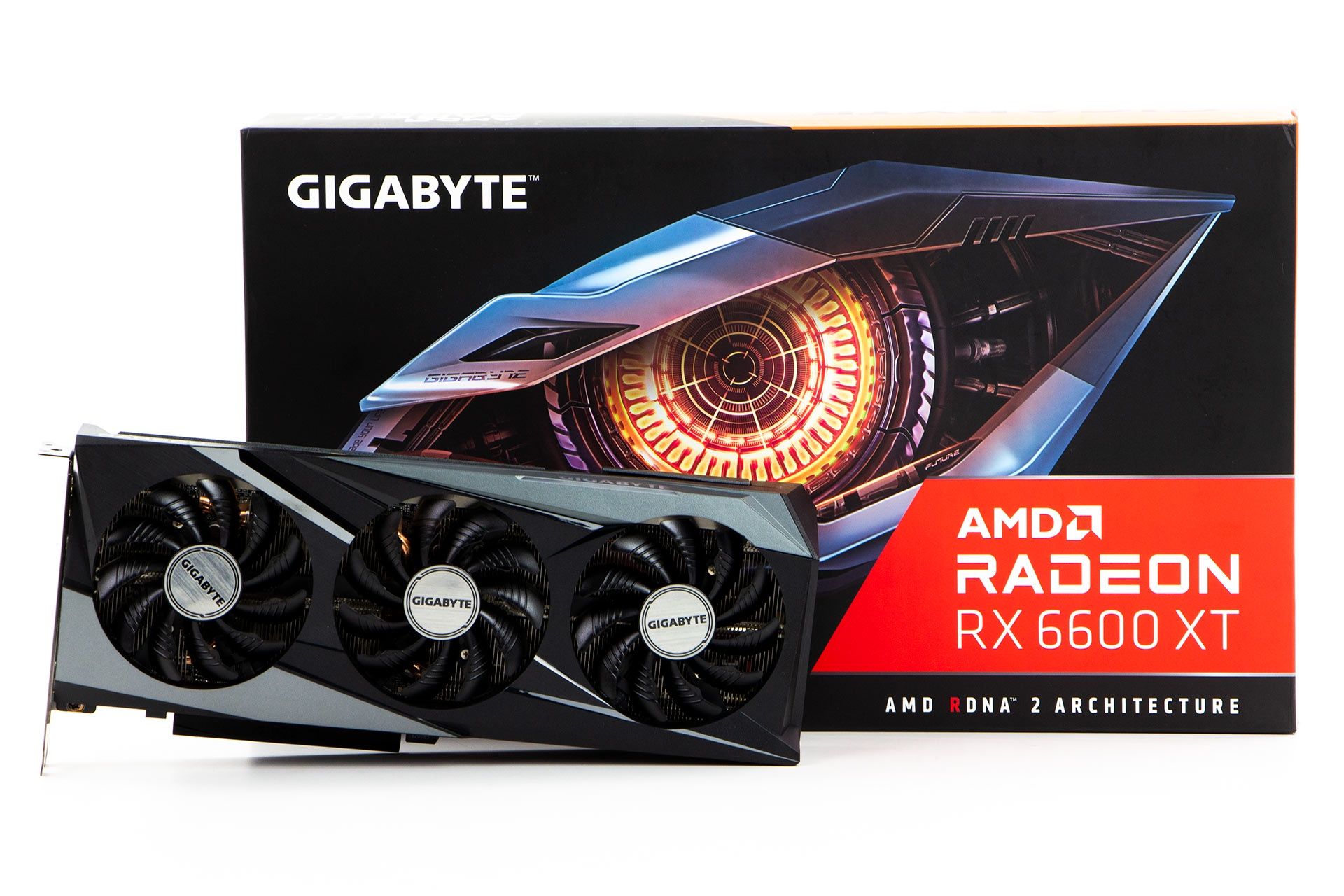 Gigabyte Radeon RX 6600 XT Gaming OC PRO 8G - pozuje obok pudełka