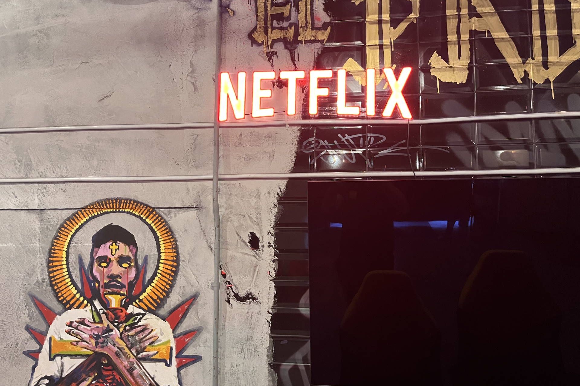 Logo netflix w barze Cyberpunk Edgerunners