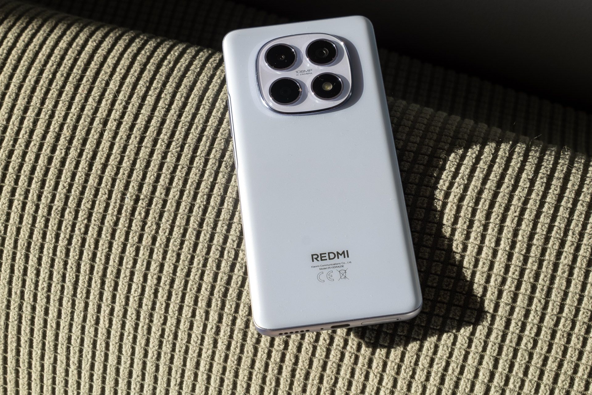 Redmi Note 15 4G na kanapie