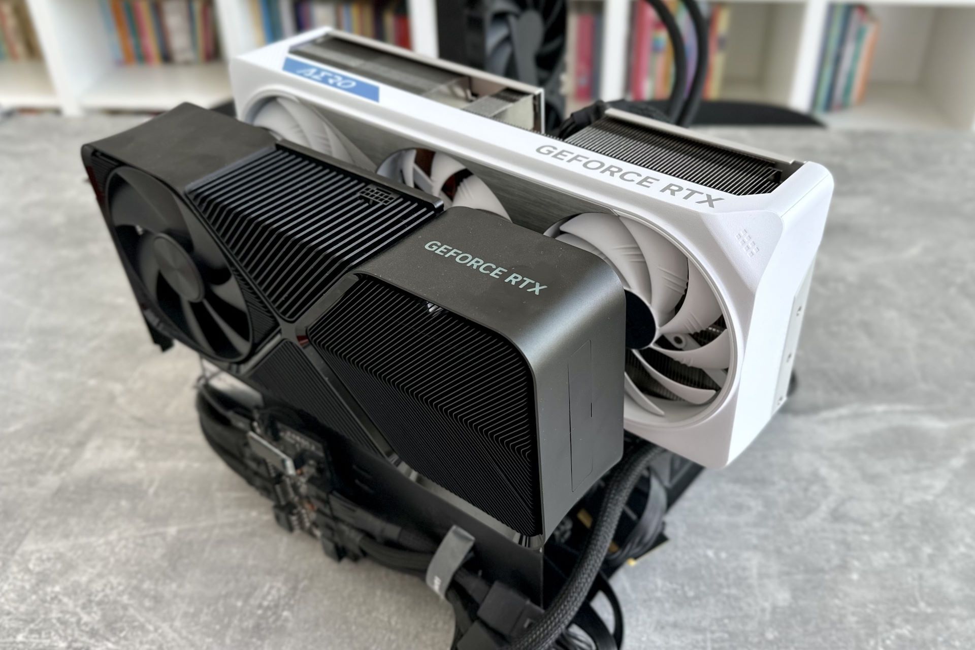 Gigabyte GeForce RTX 4080 Super AERO przy RTX 4080 Super Founders Edition