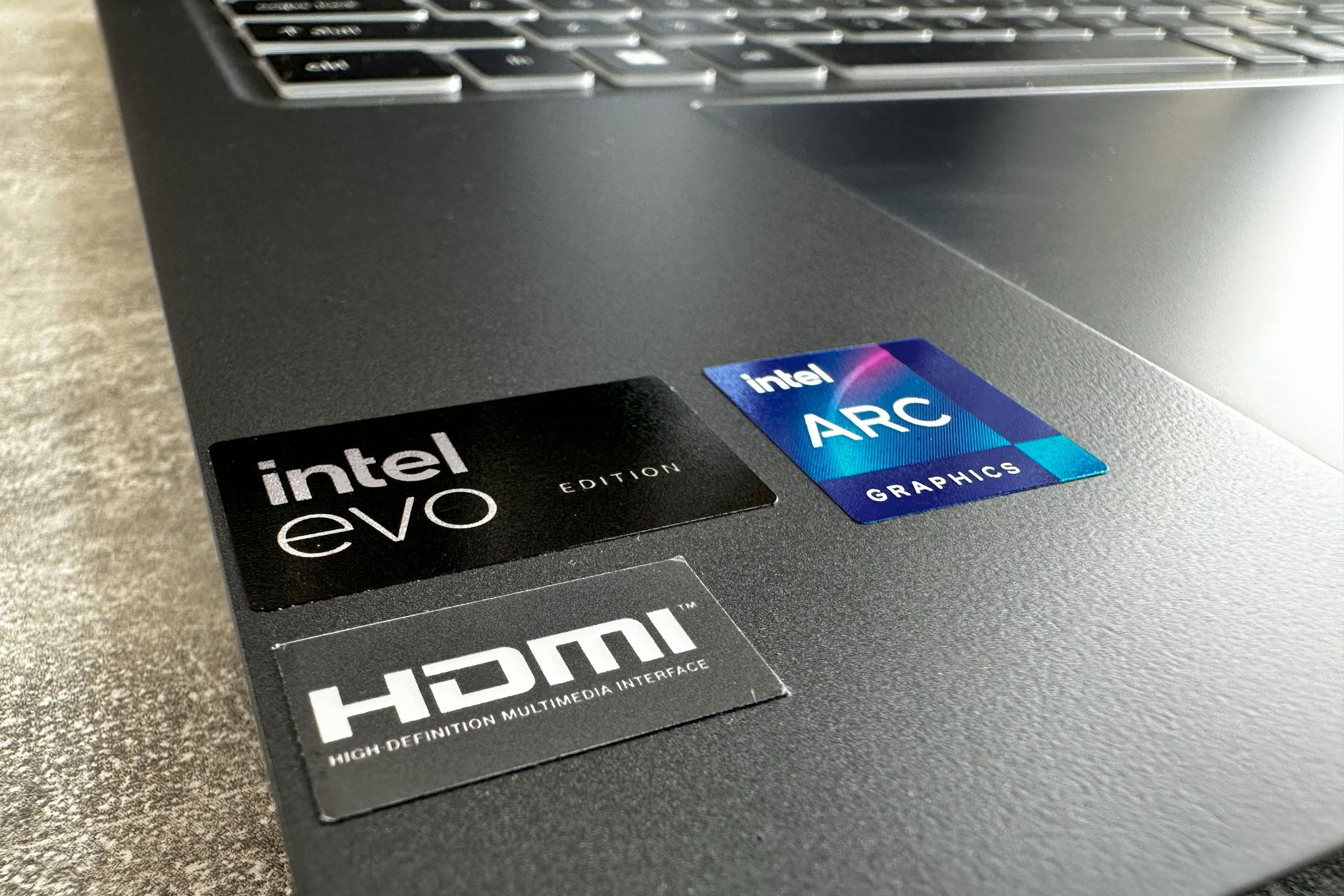 MSI Prestige 16 AI Evo - logo intel