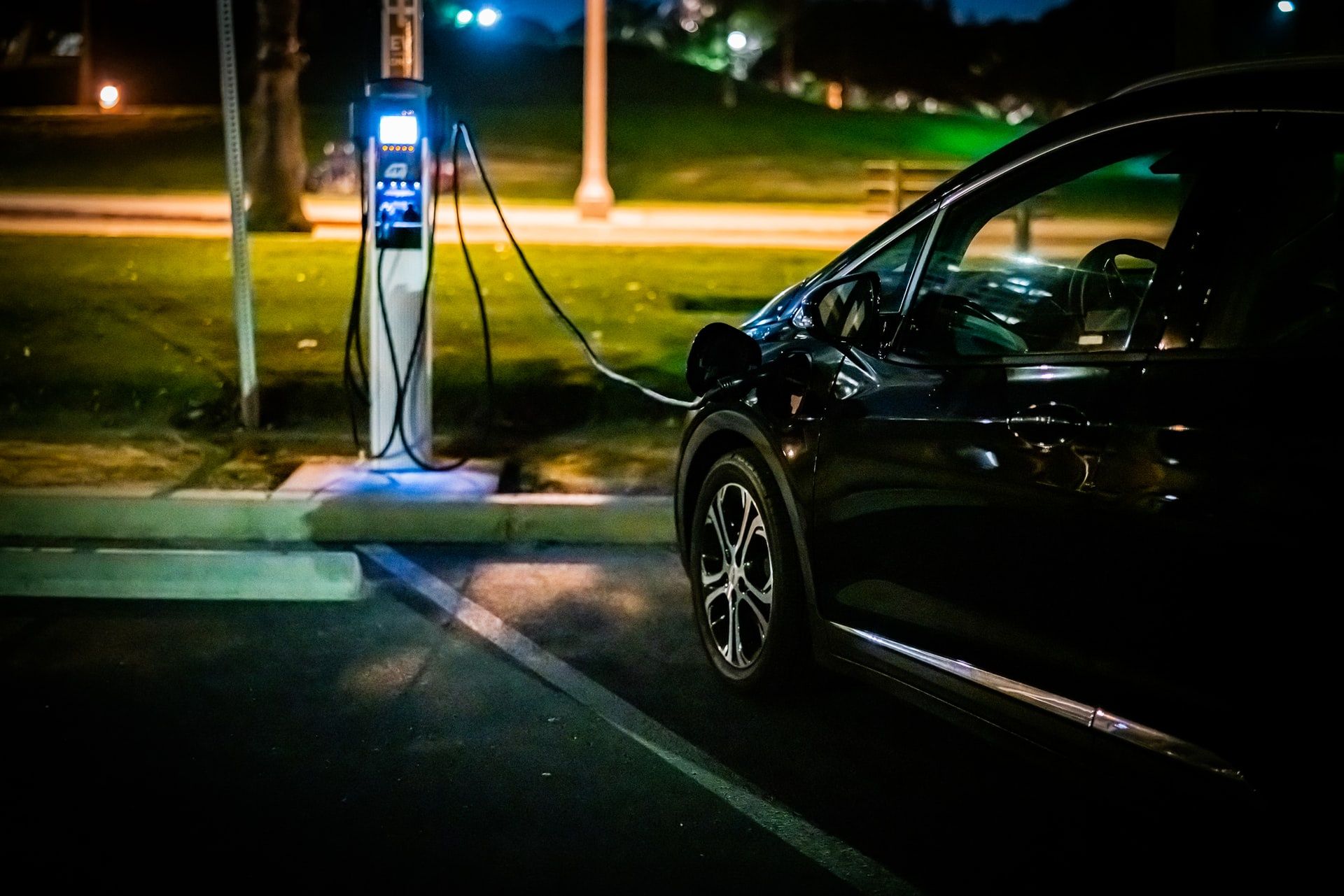 Ładowanie samochodu elektrycznego