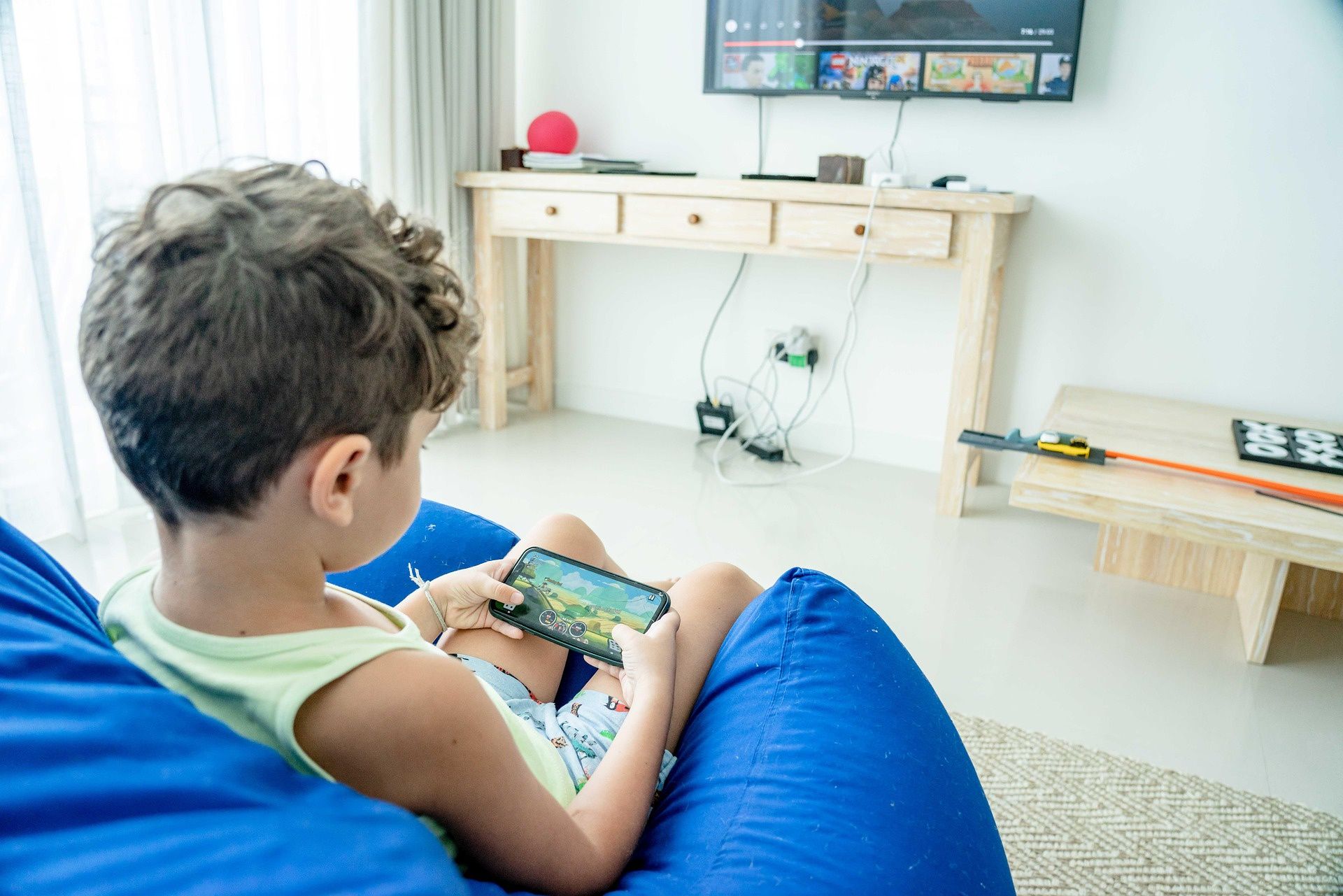 Dziecko gra w gry na smartfonie