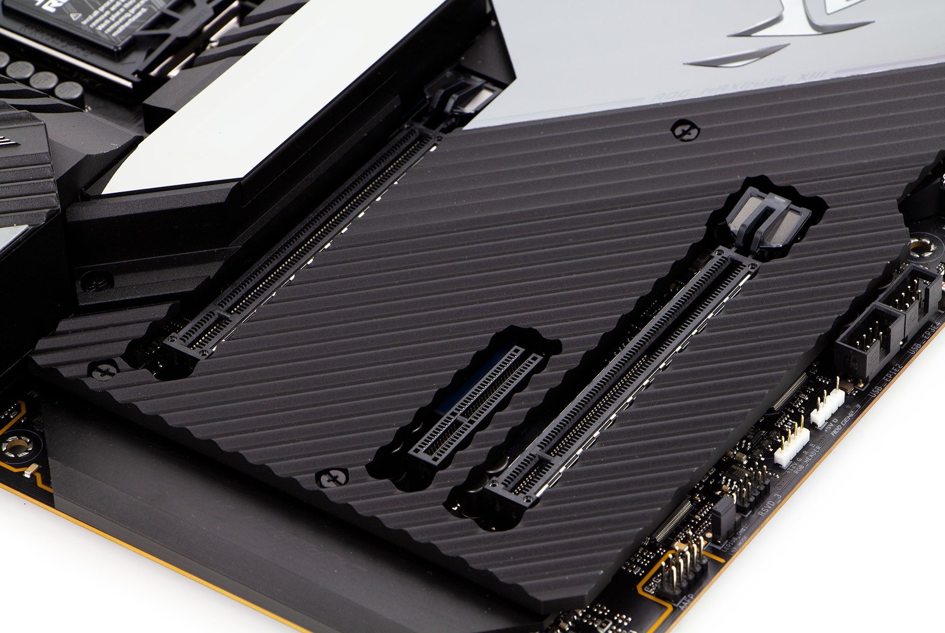 ASUS ROG Maximus XIII Extreme - sloty