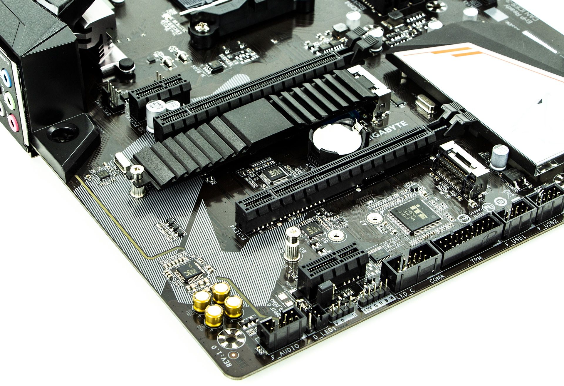Gigabyte B450 Aorus Elite - sloty i gniazdka M.2