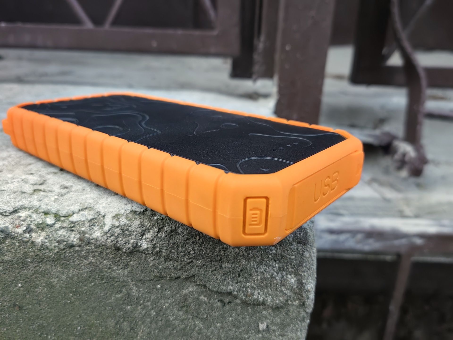 Powerbank Xtorm XR202, widoczny przycisk włączania