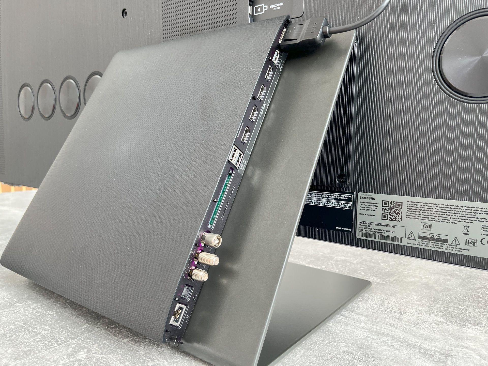 Samsung QN800C - złącza w module One Connect