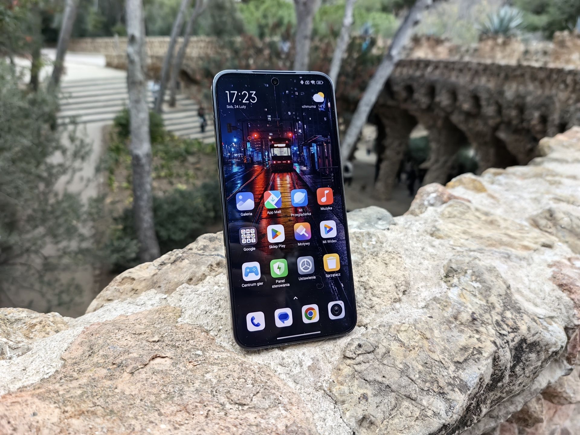 Xiaomi 14 to średniej wielkości smartfon o bardzo dobrych parametrach