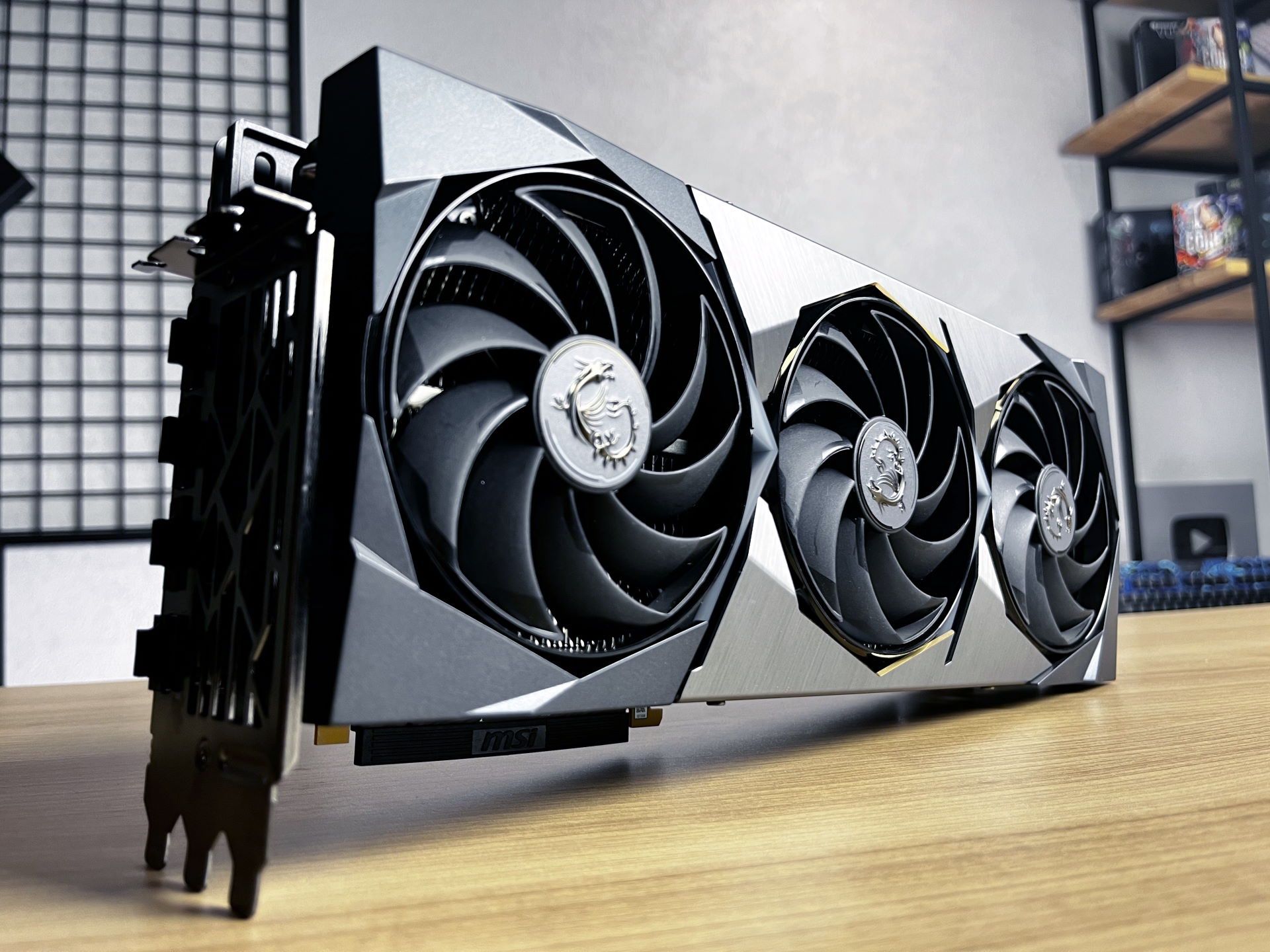 MSI GeForce RTX 3090Ti Suprim X - z profilu