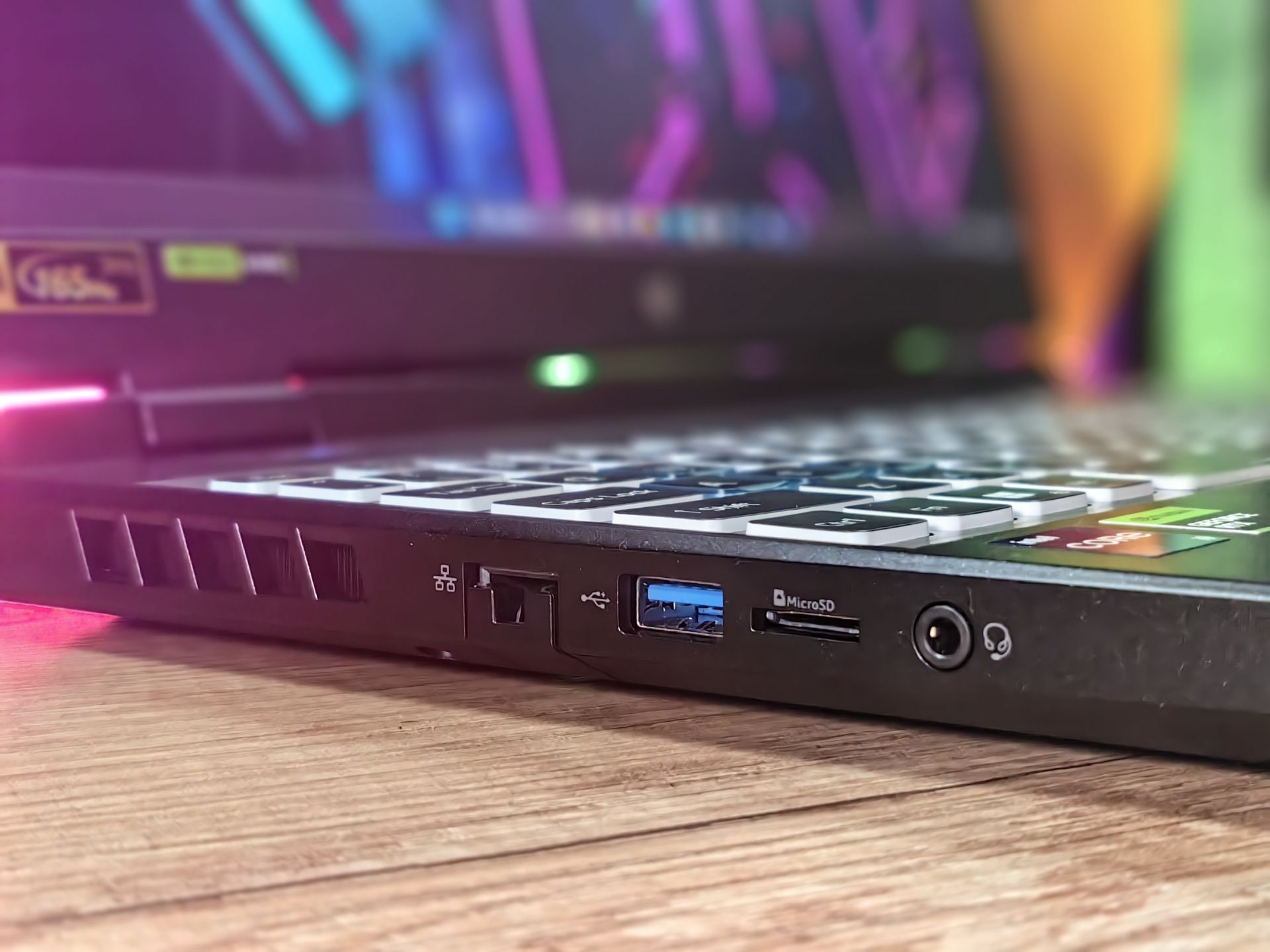 Acer Predator Helios Neo 16 - złącza na lewym boku