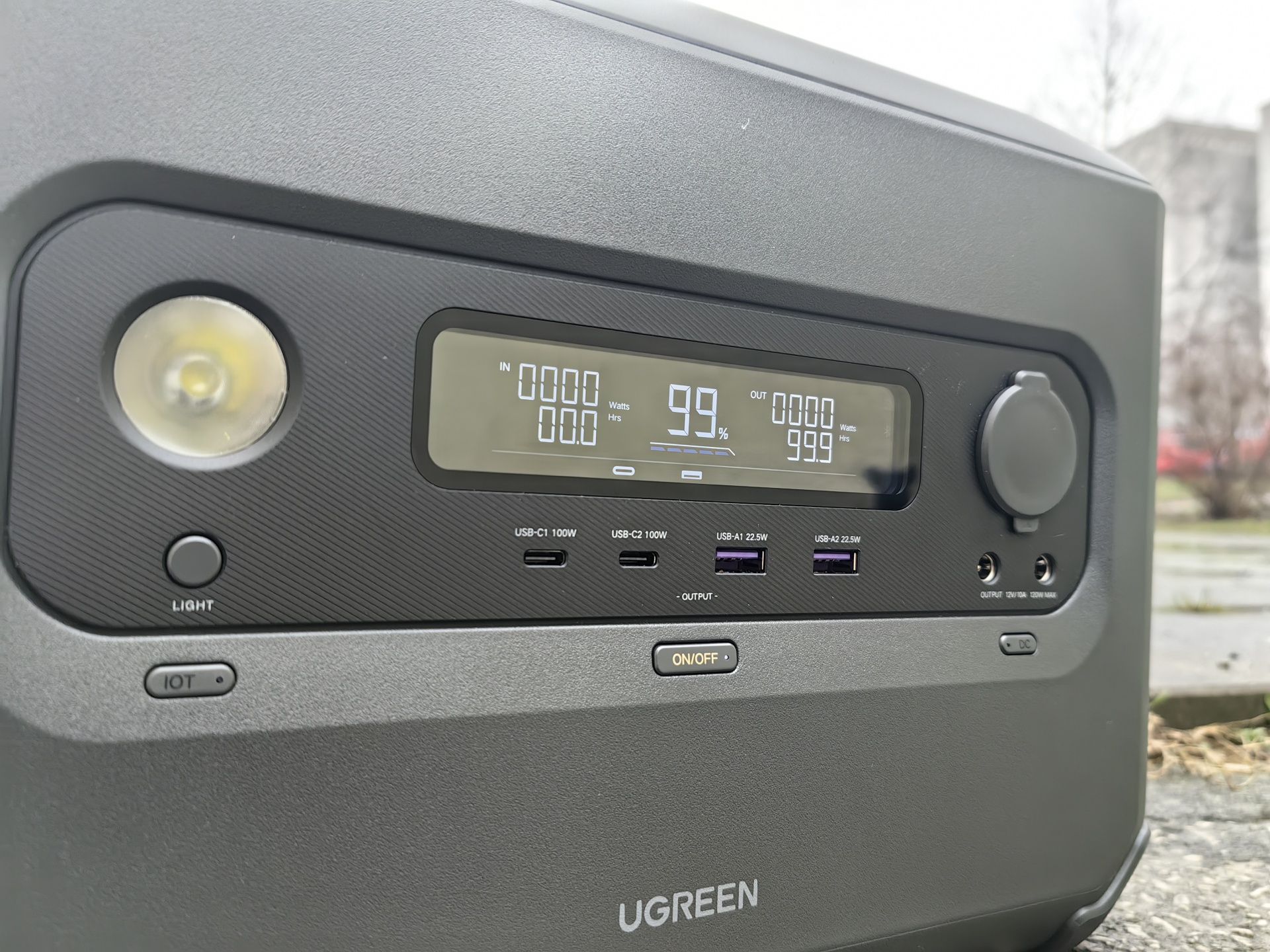 Stacja Ugreen PowerRoam 15054 GS1200 ma wbudowaną lampkę diodową