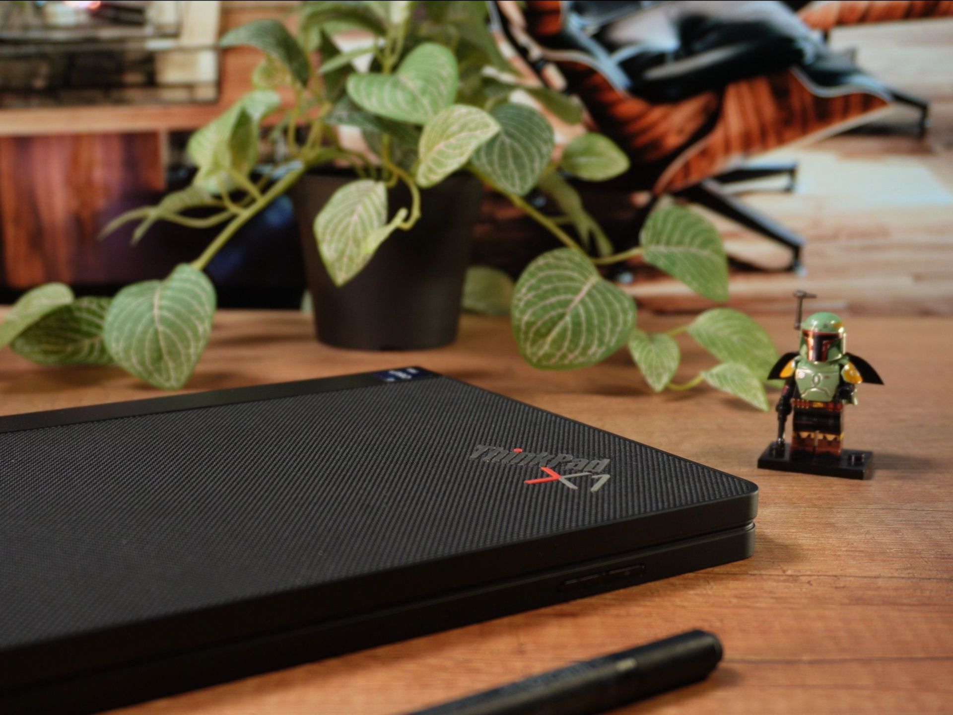 Obudowa Lenovo ThinPad X1 Fold 16 sprawia, że przypomina książkę lub notes
