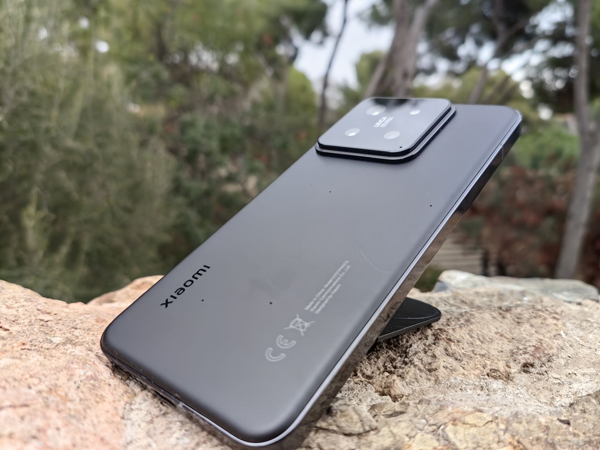 Plecy Xiaomi 14 w wersji czarnej są pokryte matowym szkłem, które jest przyjemne w dotyku i nie łapie odcisków palców
