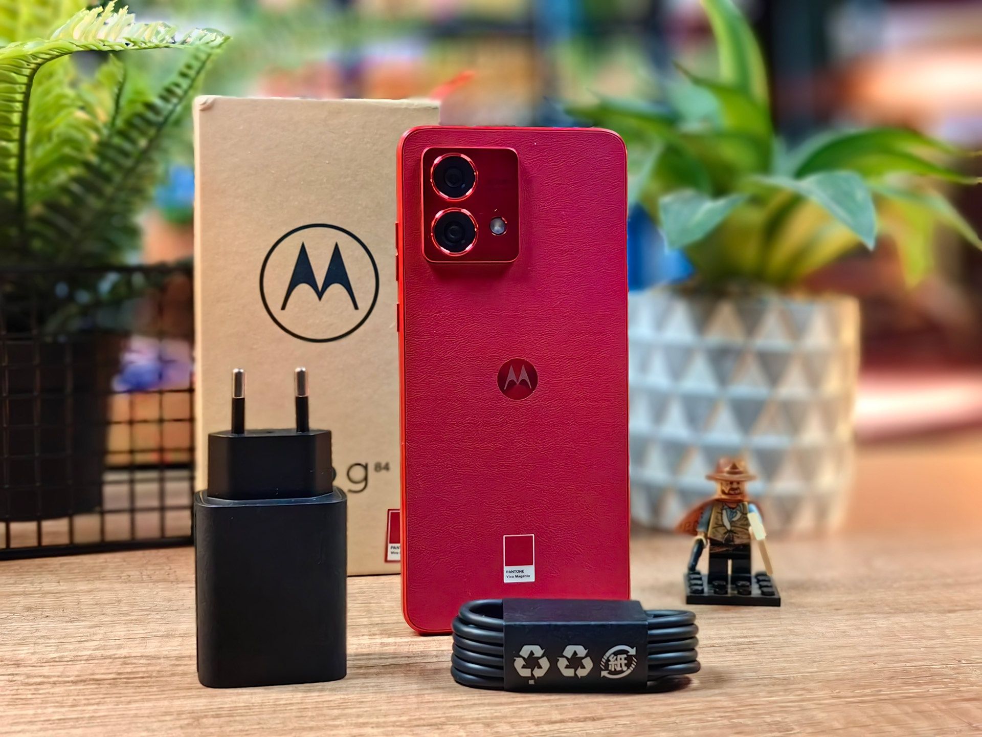 Zdjęcie przedstawia smartfon Motorola G84 5G