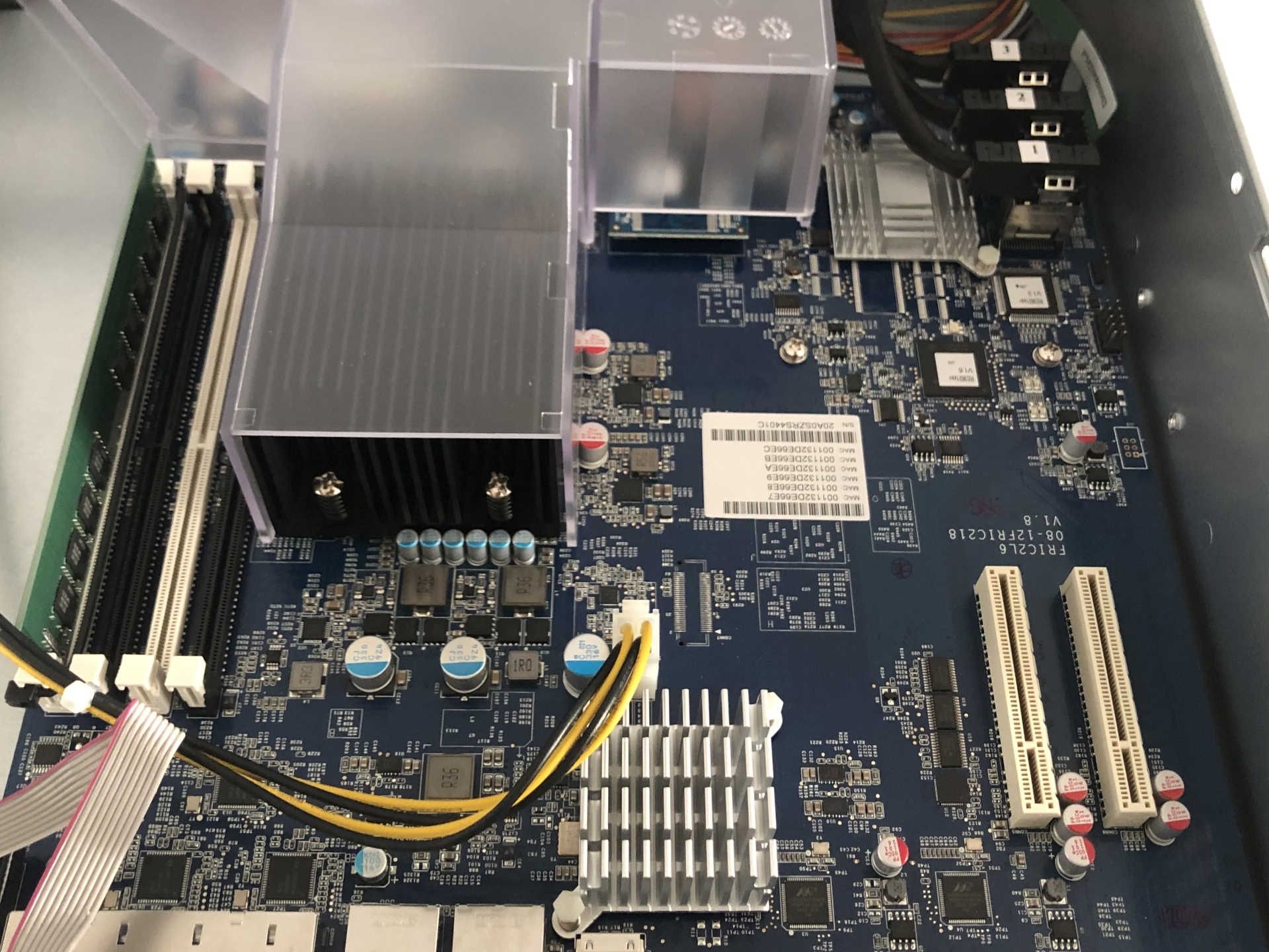 Synology RS3621xs+ - podzespoły w środku