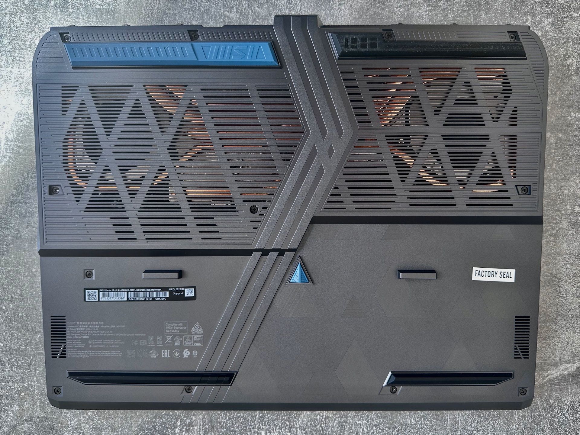 MSI Vector 16 HX AI - od spodu