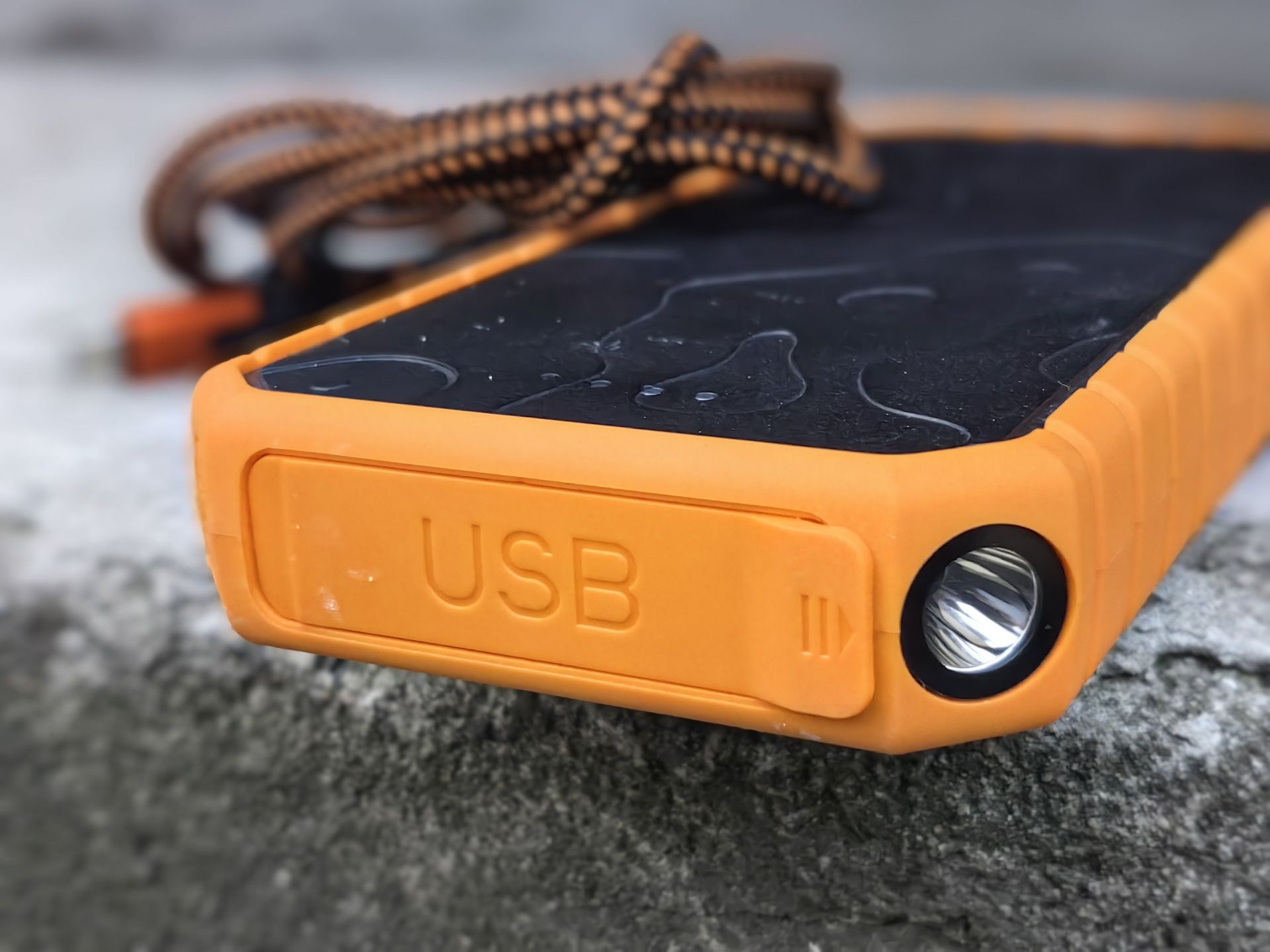 Powerbank Xtorm XR202: widoczna wodoszczelna zatyczka portów oraz latarka