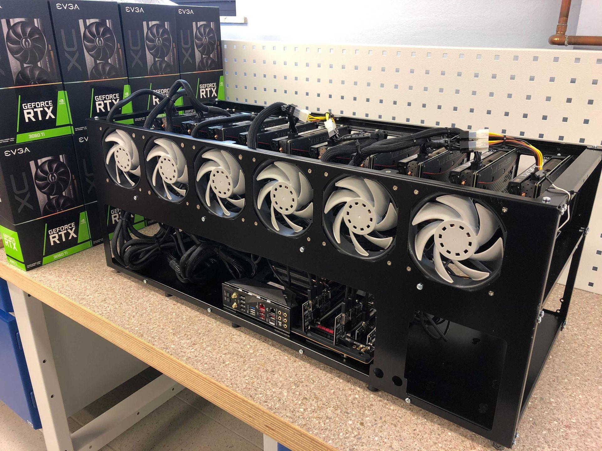 Koparka kryptowalut z 10 kartami GeForce RTX 3060 Ti