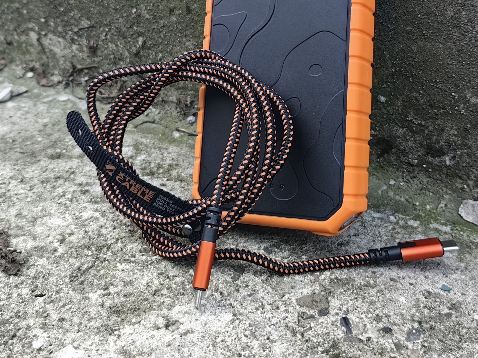Powerbank Xtorm XR202 i kabel Xtorm CXX005