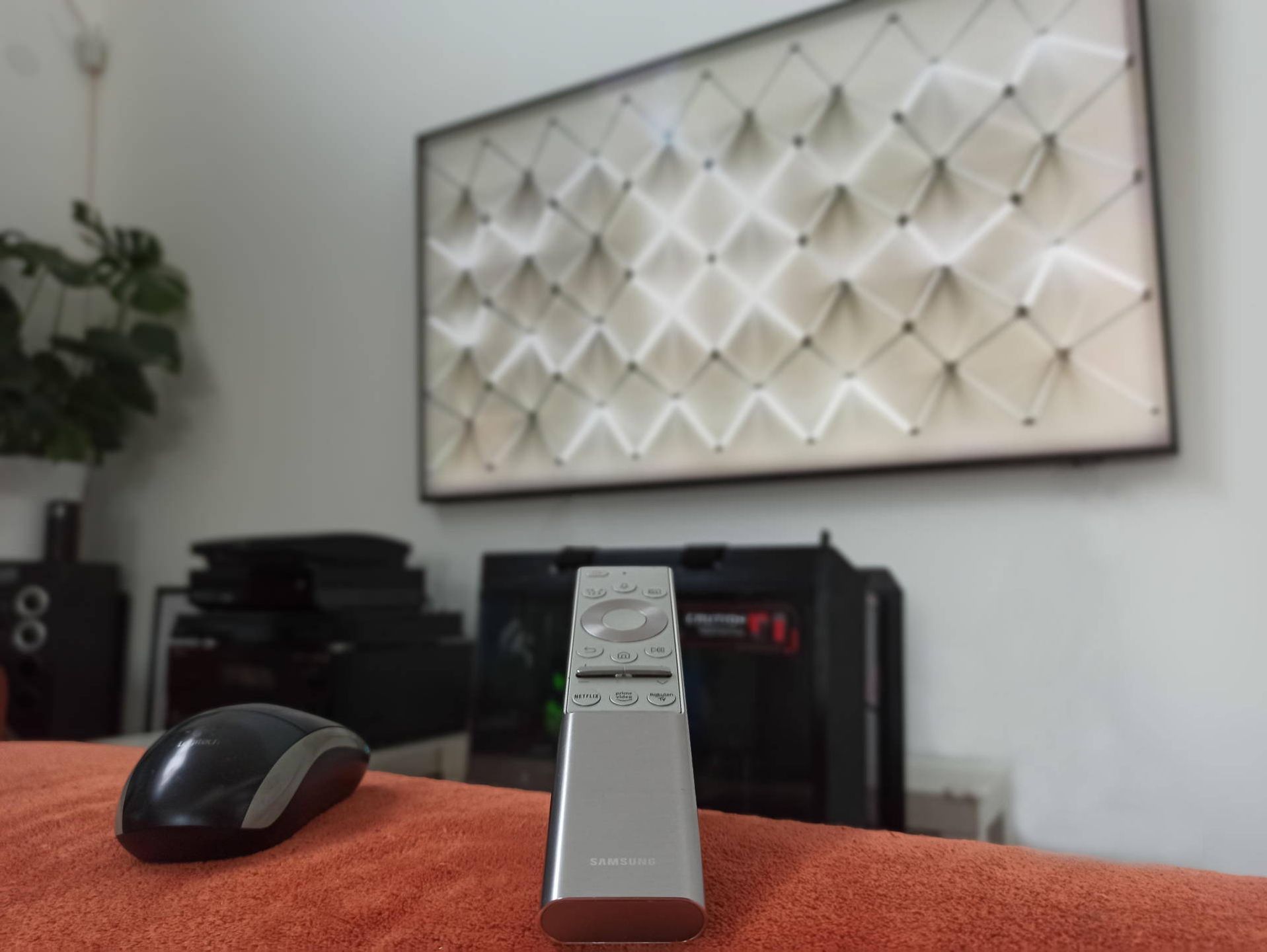 Samsung Q800T - proporcje rozmiarów pilota