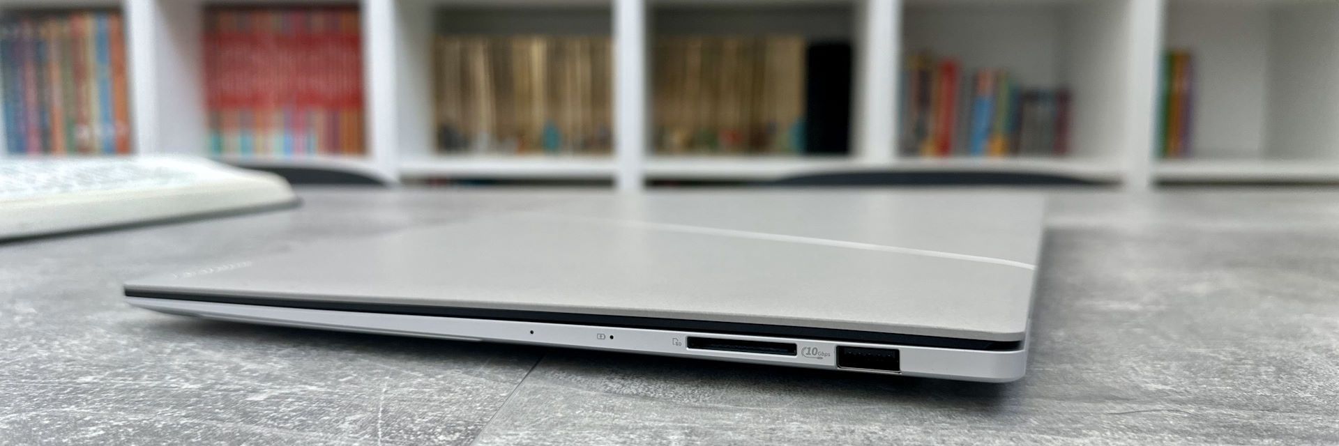 ASUS Zenbook S 16 UM5606 - złącza po prawej