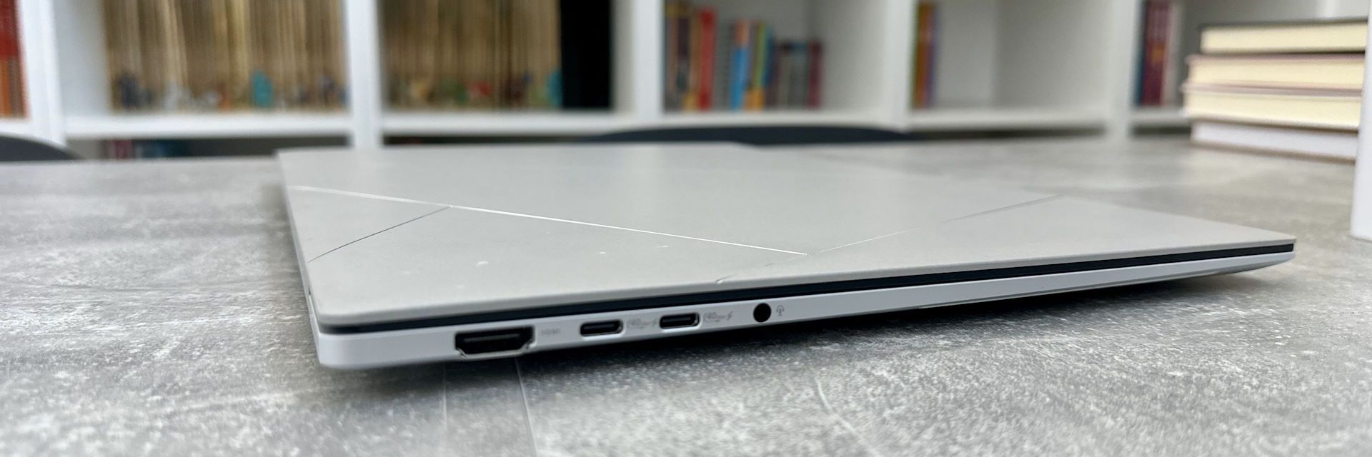 ASUS Zenbook S 16 UM5606 - złącza po lewej
