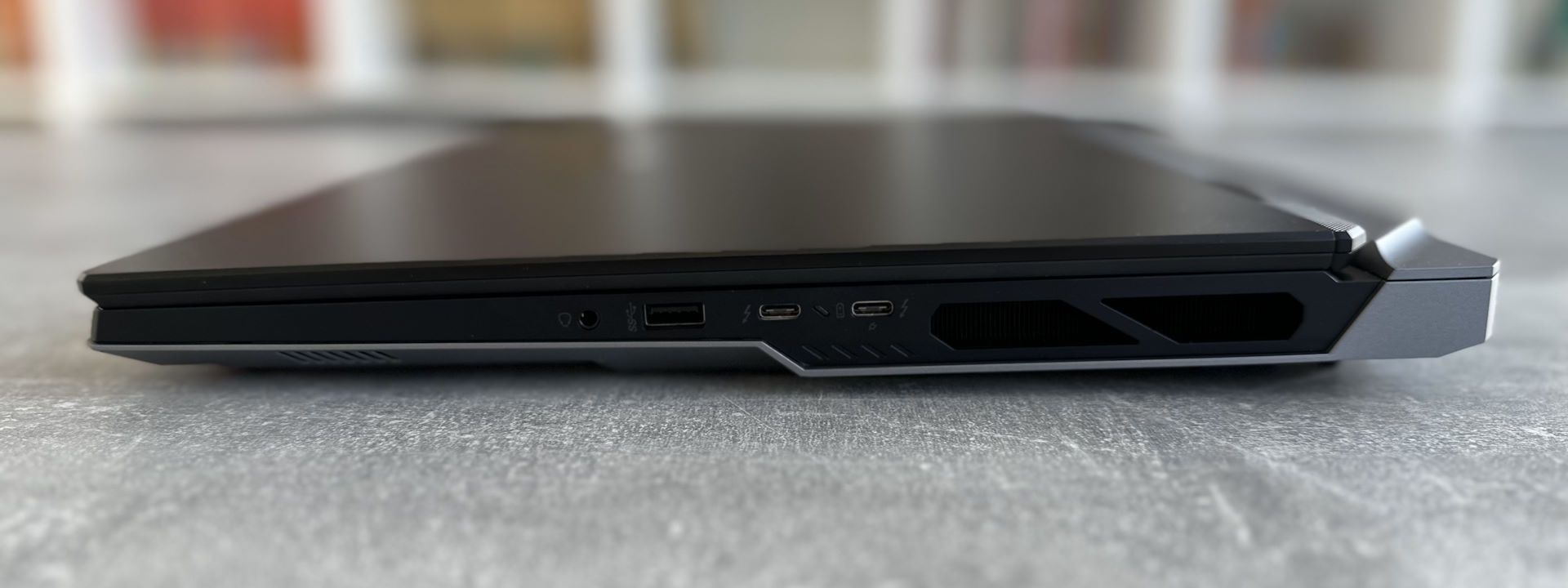 MSI Titan 18 HX A14V - złącza z prawej