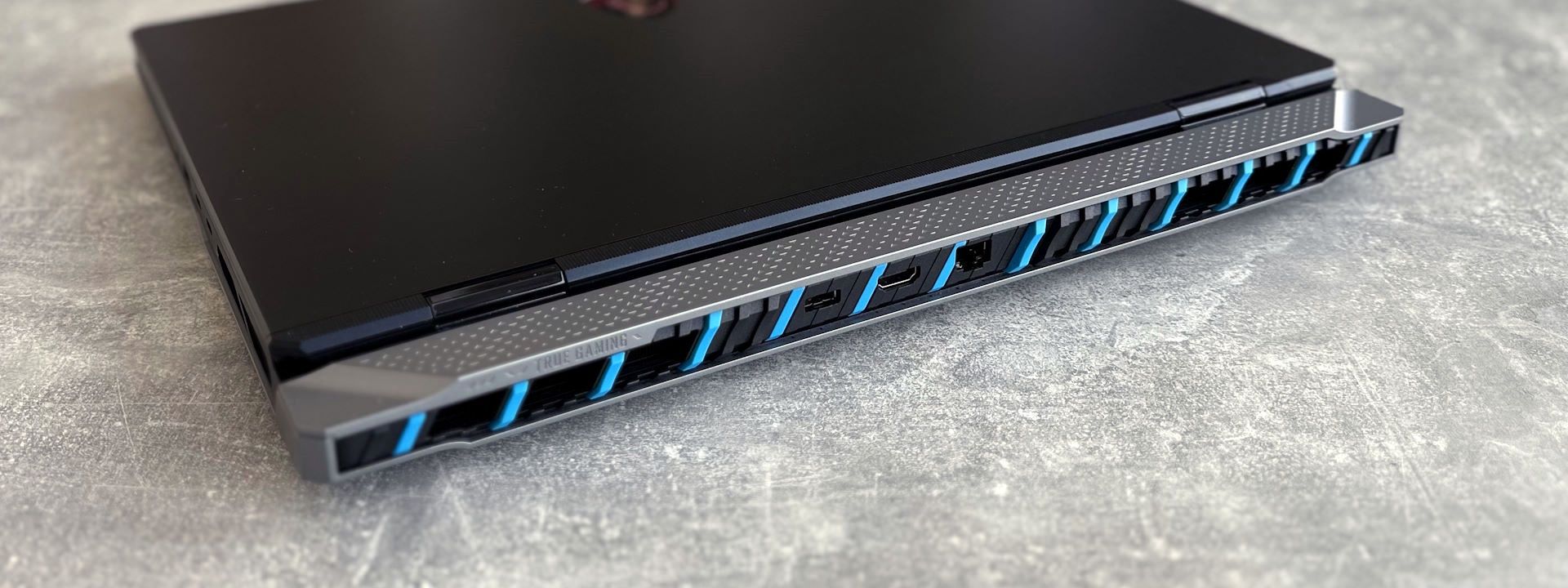 MSI Titan 18 HX A14V - złącza z tyłu