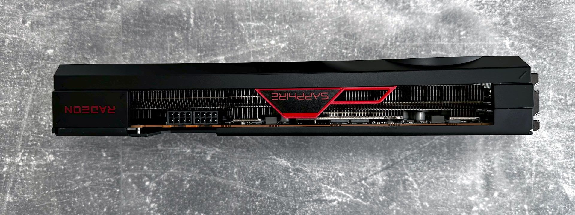 Sapphire Radeon RX 7900 GRE Pulse - z góry