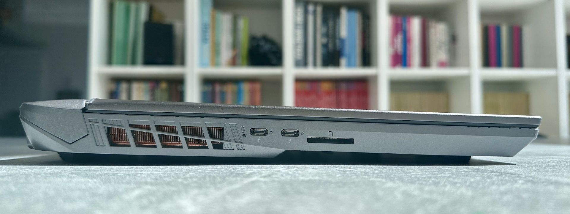 MSI Vector 16 HX AI - złącza po lewej