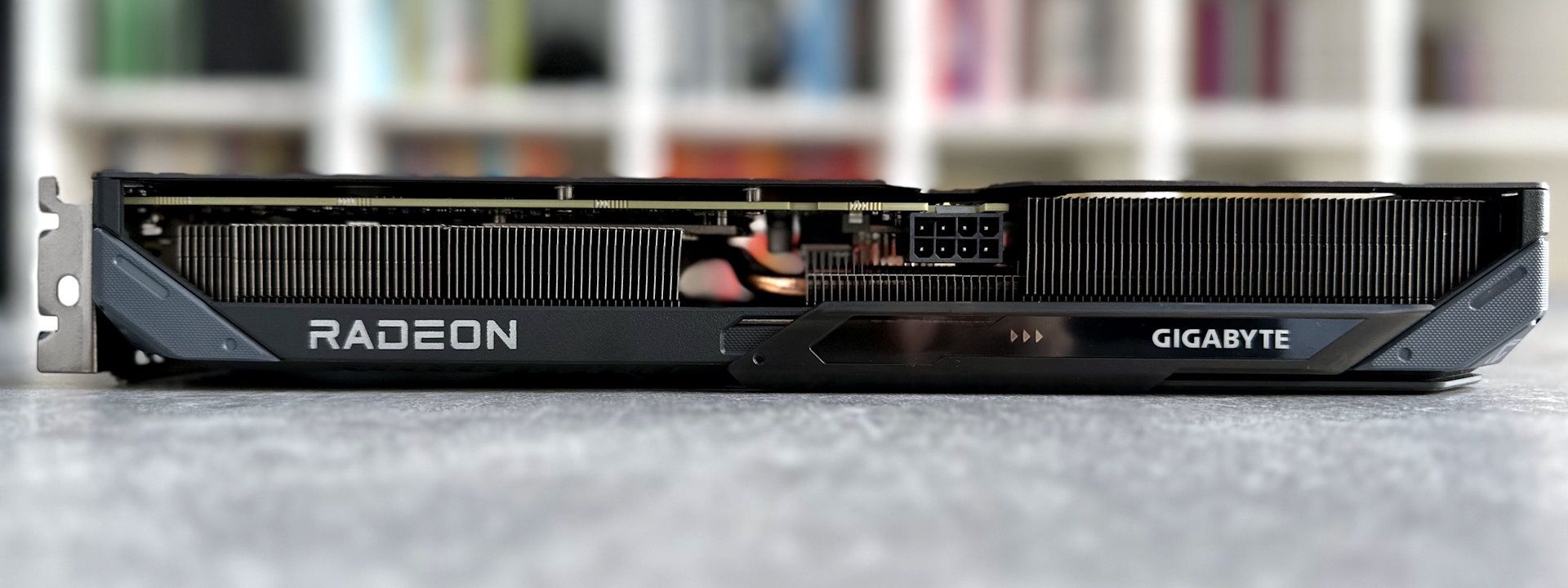 Gigabyte Radeon RX 9060 XT Gaming OC 16 GB - od góry