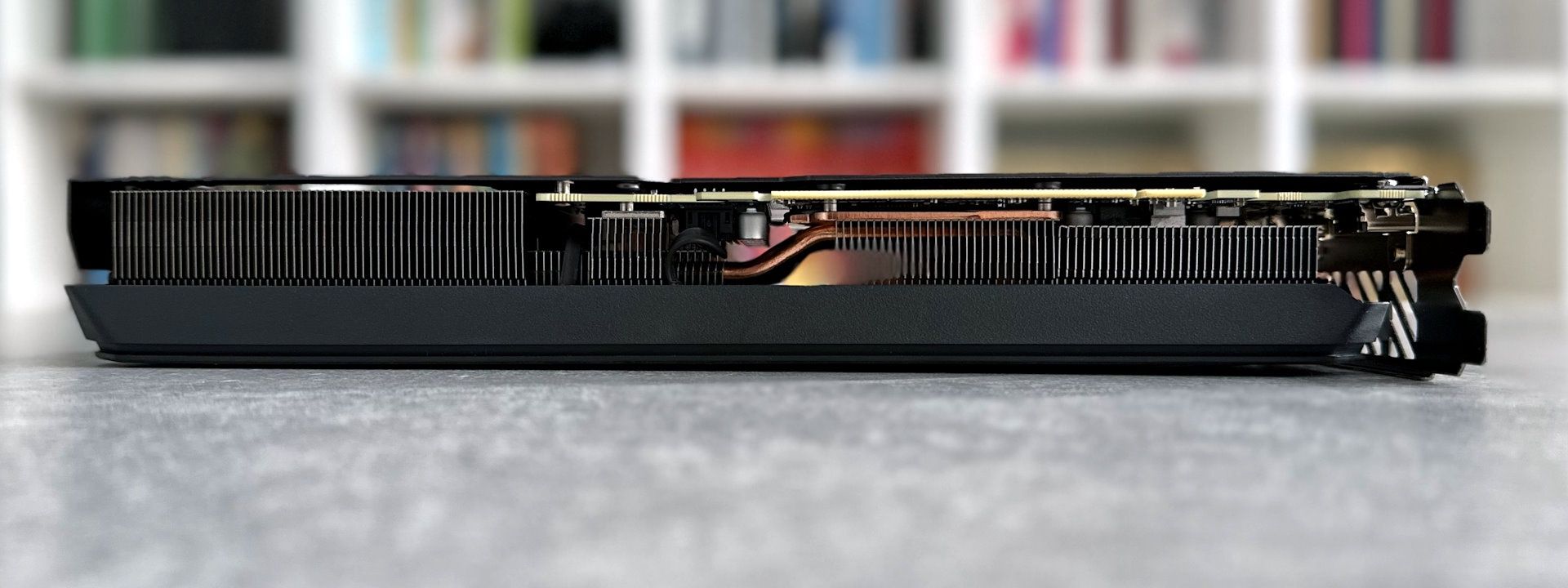 Gigabyte Radeon RX 9060 XT Gaming OC 16 GB - od dołu
