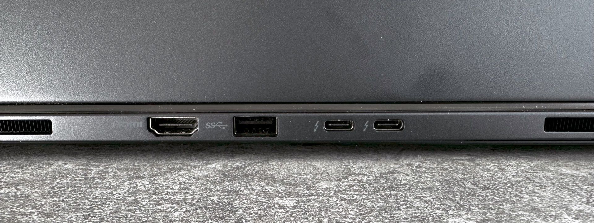 MSI Prestige 16 AI Evo - złacza z tyłu