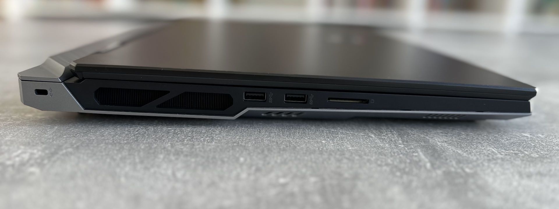 MSI Titan 18 HX A14V - złącza z lewej