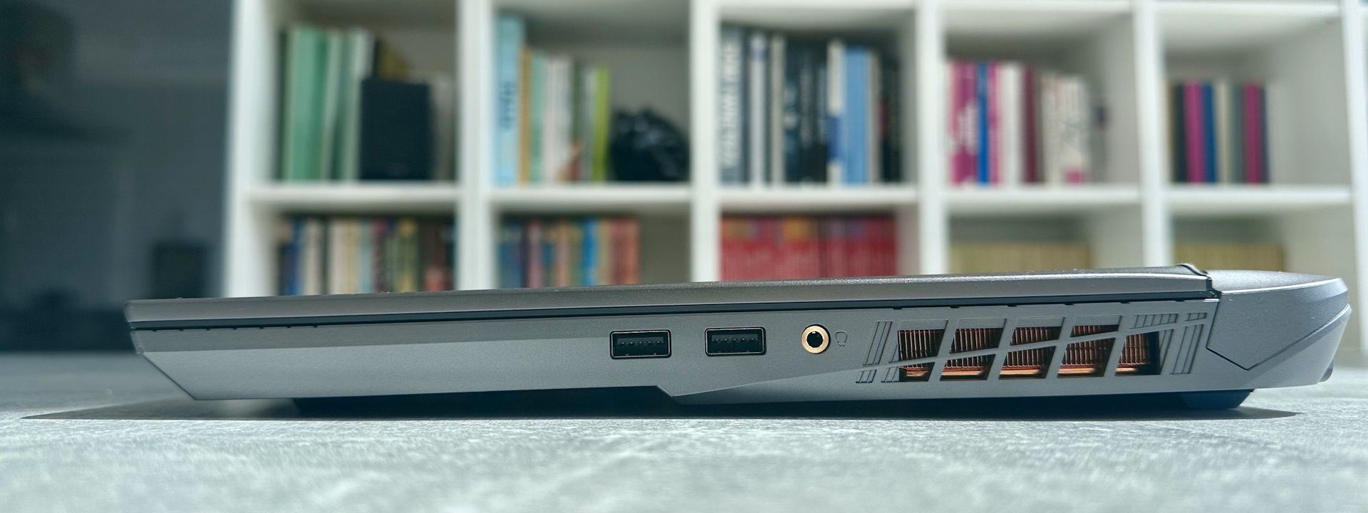 MSI Vector 16 HX AI - złącza po prawej
