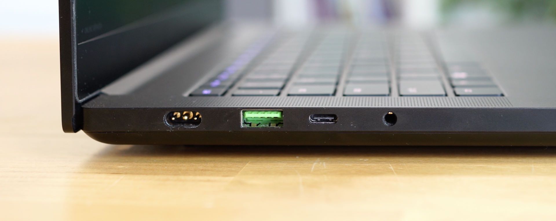 Razer Blade 14 RZ09 0508 - złącza po lewej