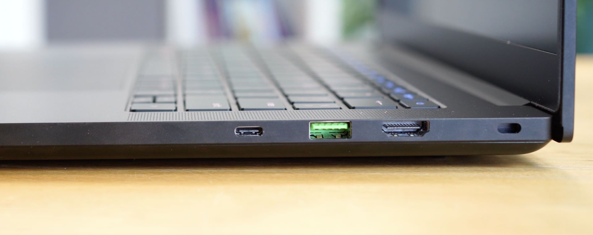 Razer Blade 14 RZ09 0508 - złącza po prawej