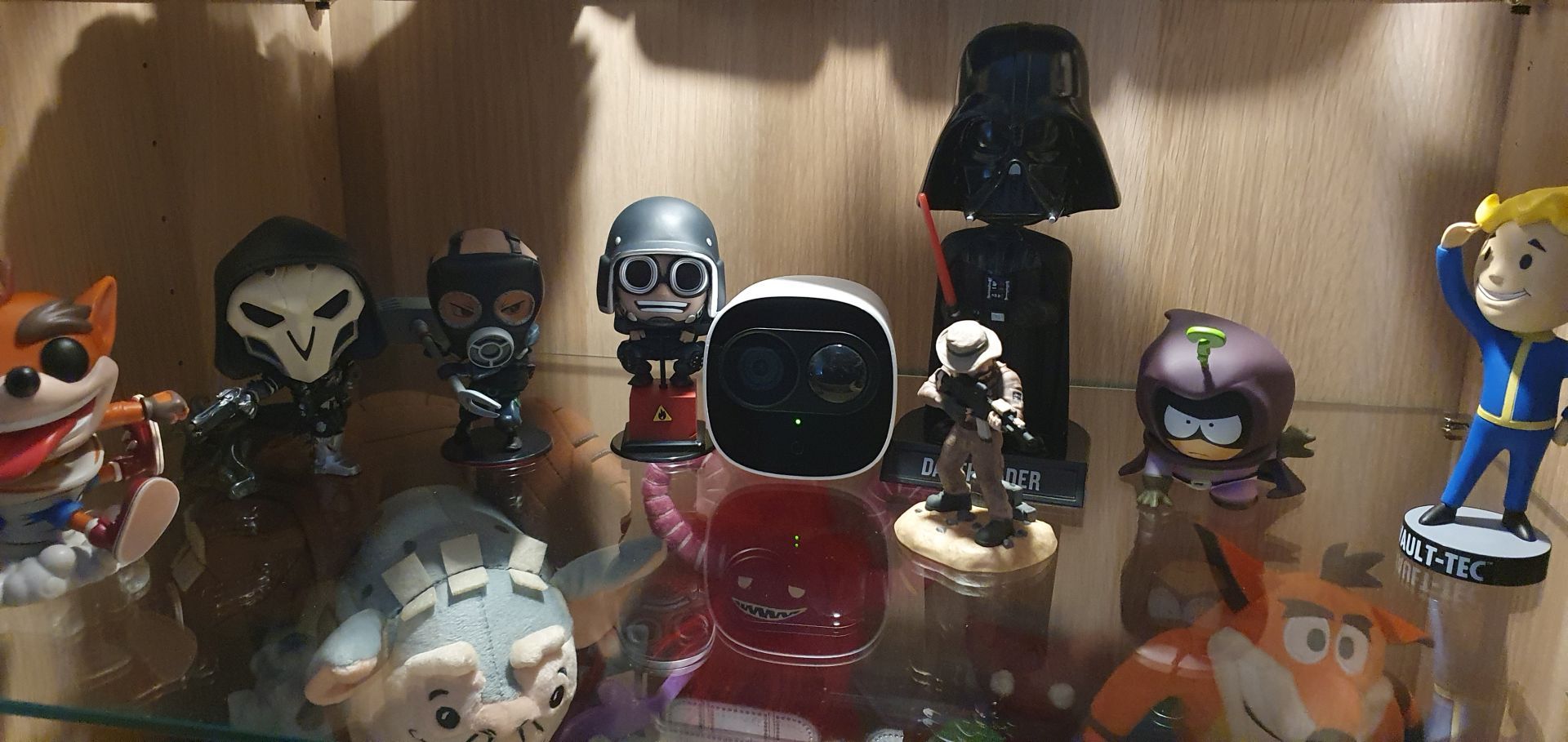 Imou Cell Pro - kamera pośród figurek