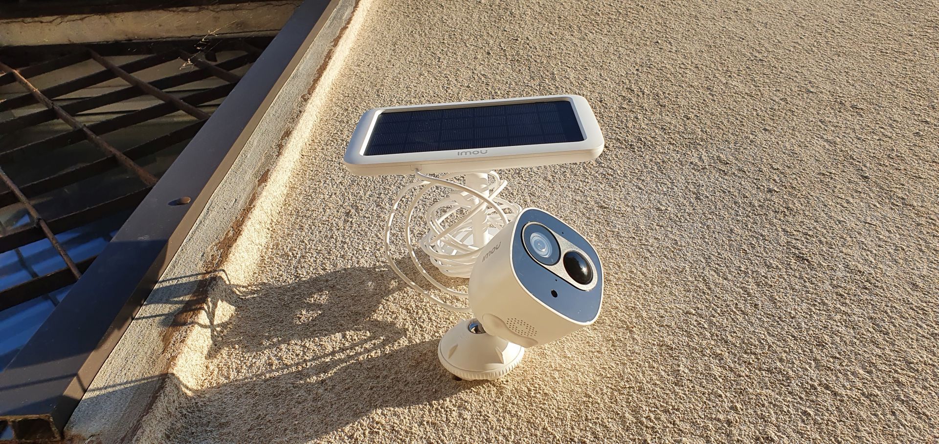 Imou Cell Pro - kamera na ścianie budynku