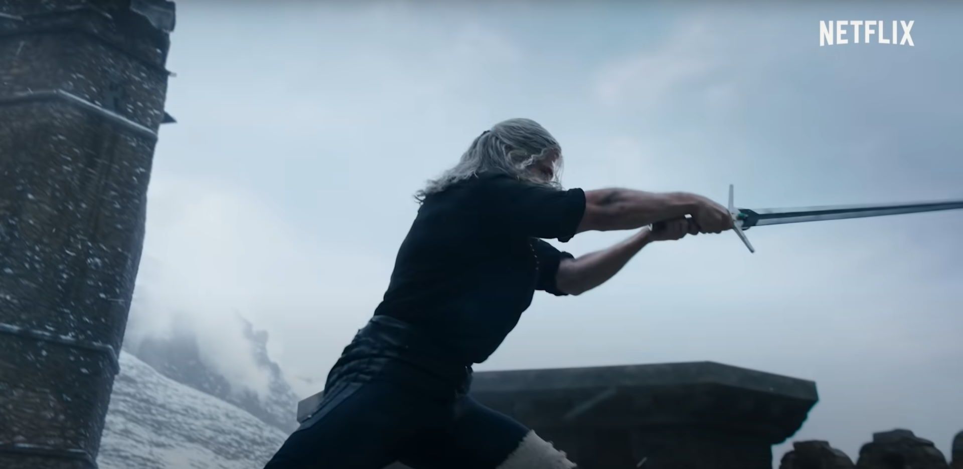 Zrzut ekranu z zwiastuna drugiego sezonu serialu Wiedźmin - Geralt macha mieczem