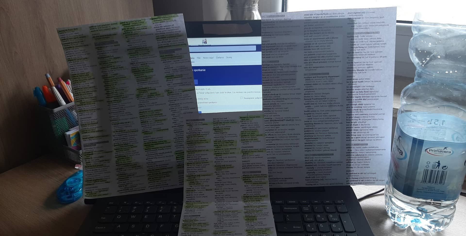 Laptop oklejony ściągami - ściąganie na kamerce