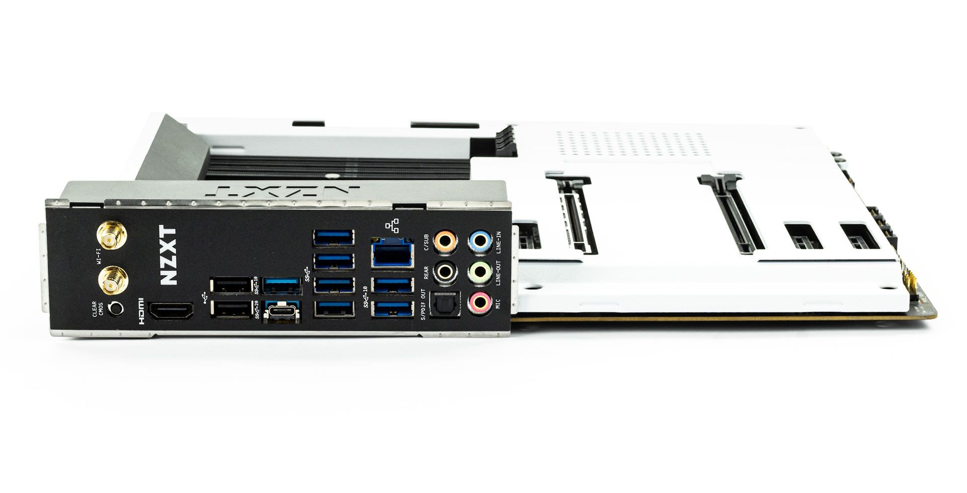 NZXT N7 Z590 - porty na tylnym panelu